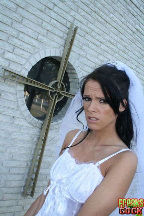 Неимоверно изящная невеста Jennifer Dark впускает огромного черного змея в свою выбритую пизду. Порно Dark.
